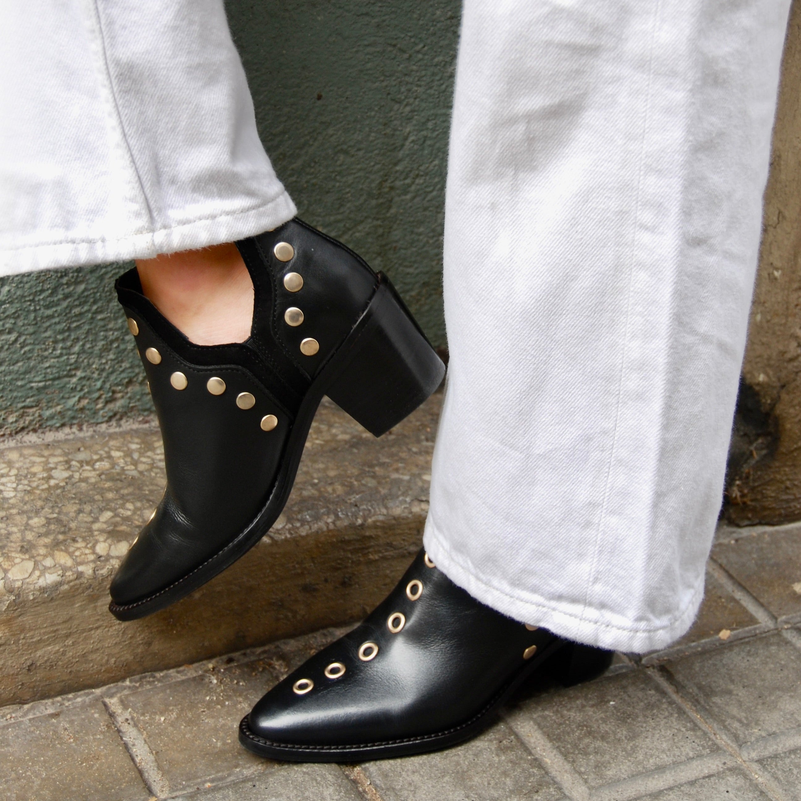 2582 BOTÍN TACHAS PIEL NEGRA