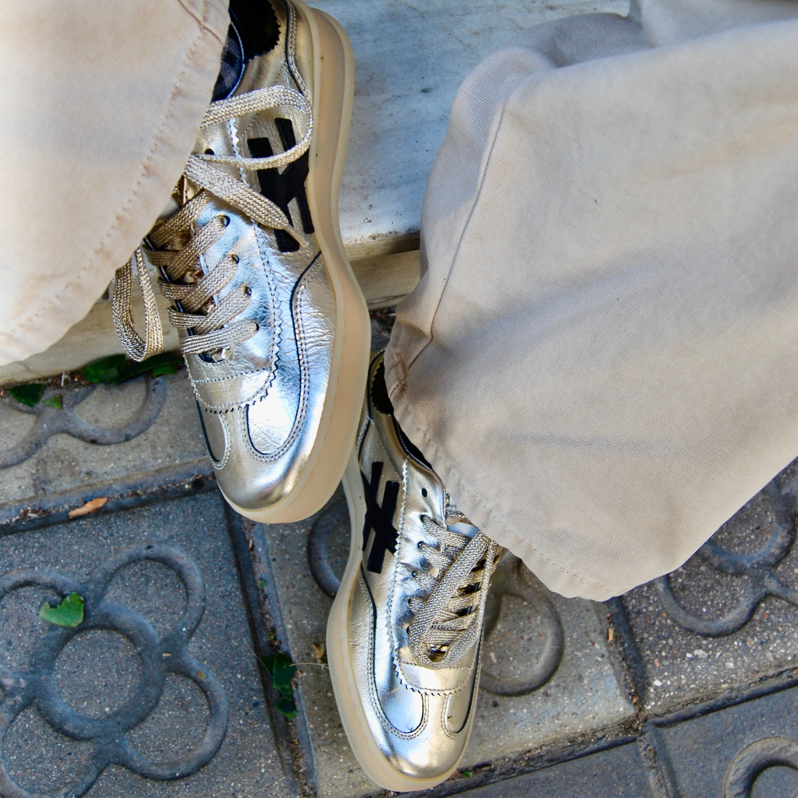 A032 SNEAKERS DORADAS