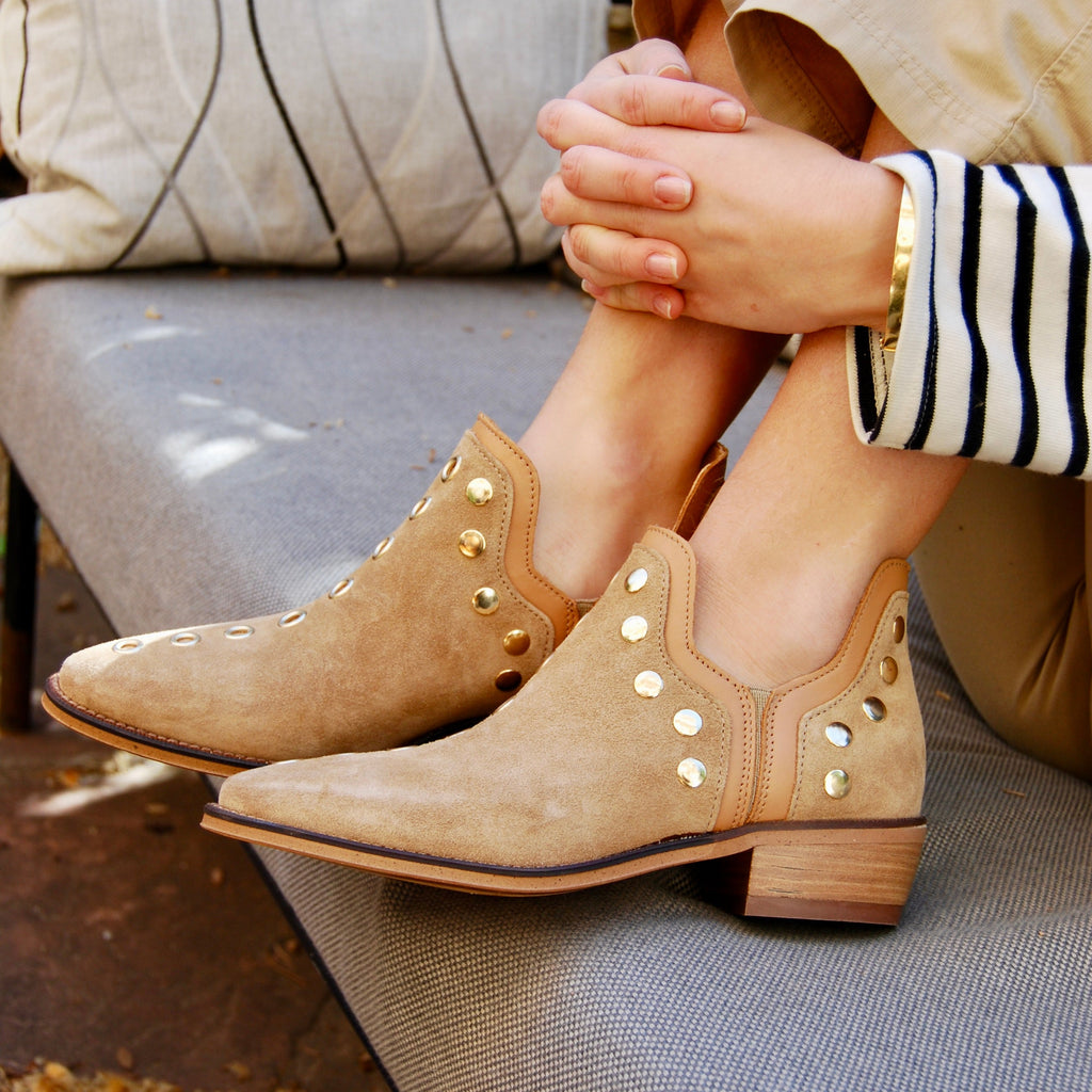 2551 BOTÍN TACHAS SERRAJE CUERO