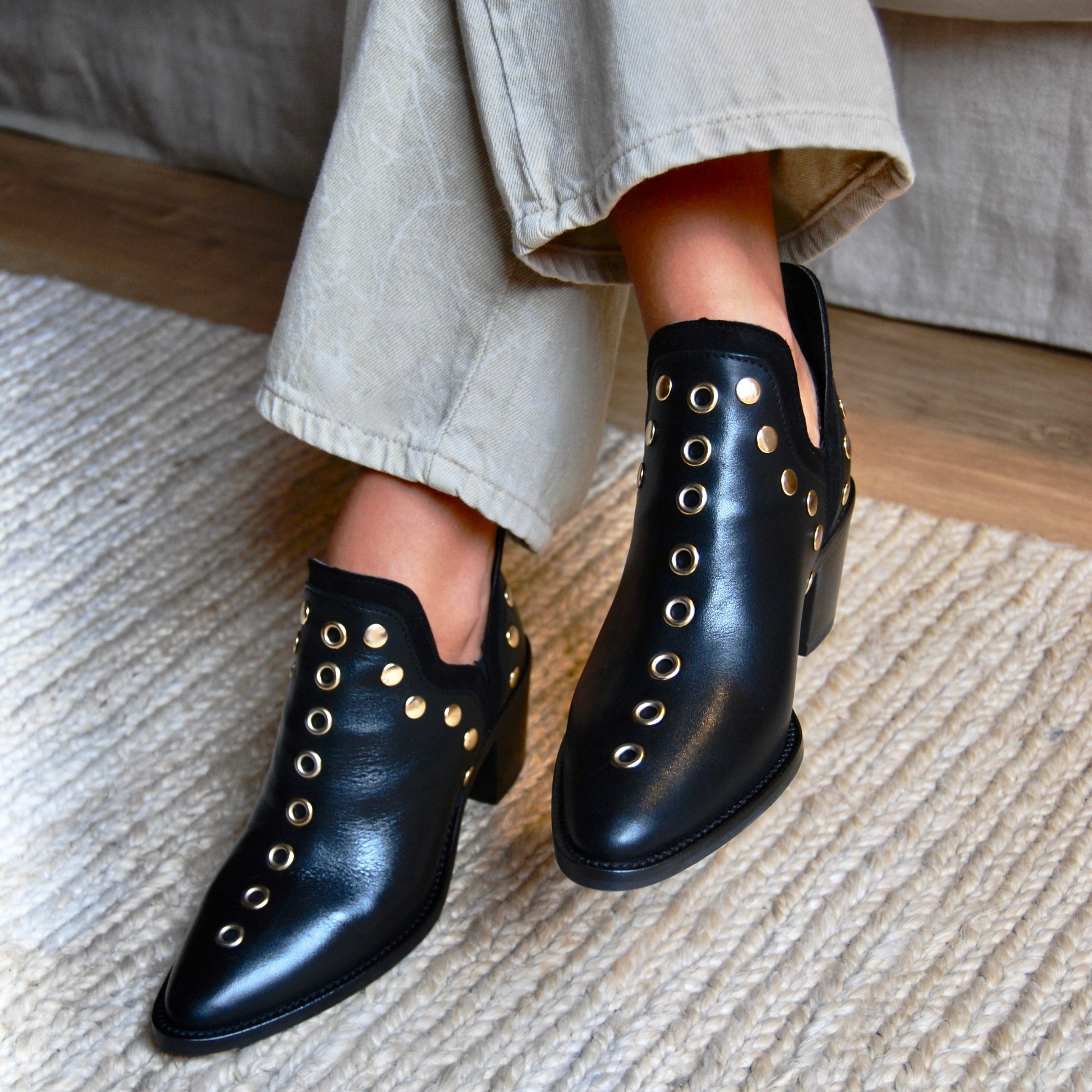 2582 BOTÍN TACHAS PIEL NEGRA