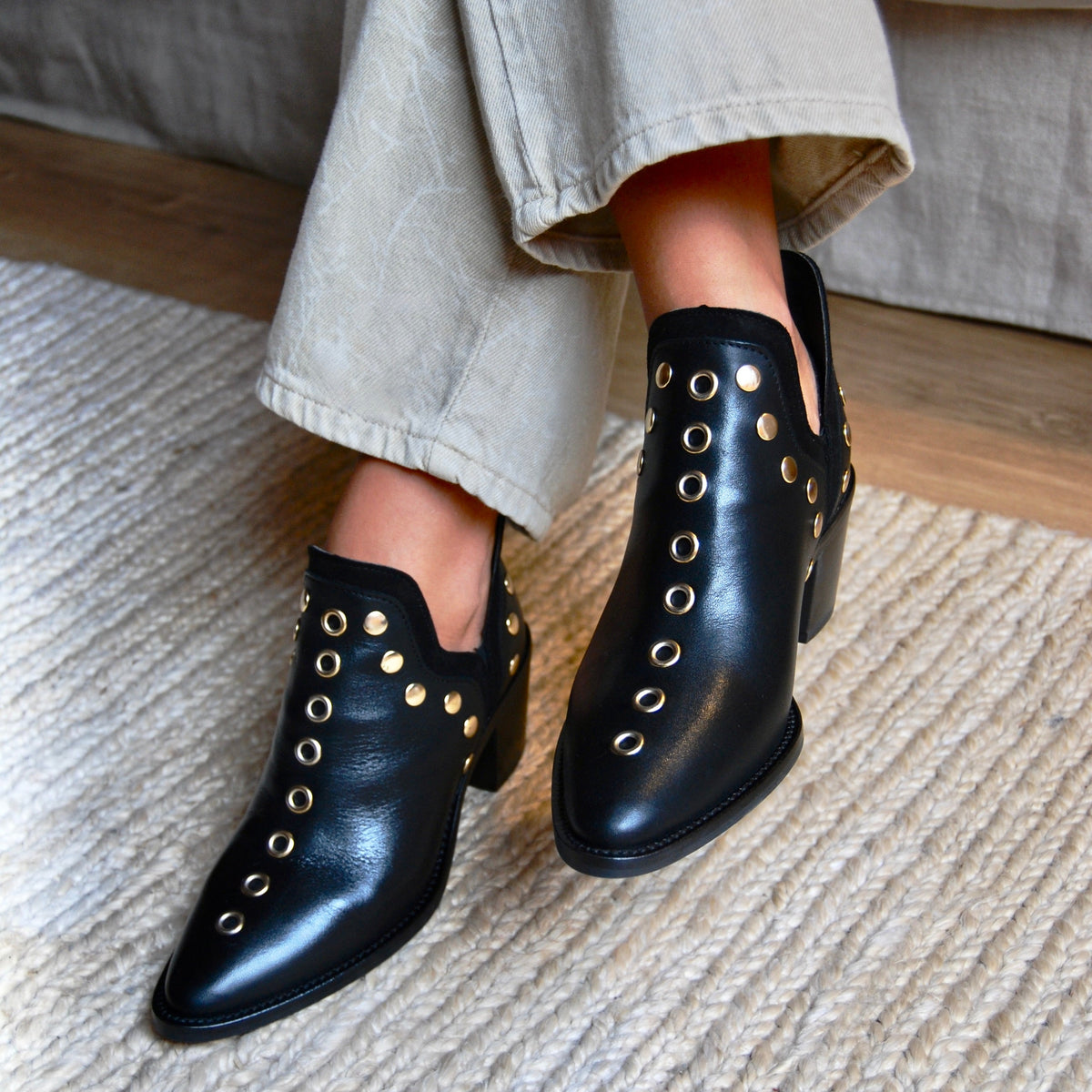 5654 BOTIN TACHAS PIEL NEGRA