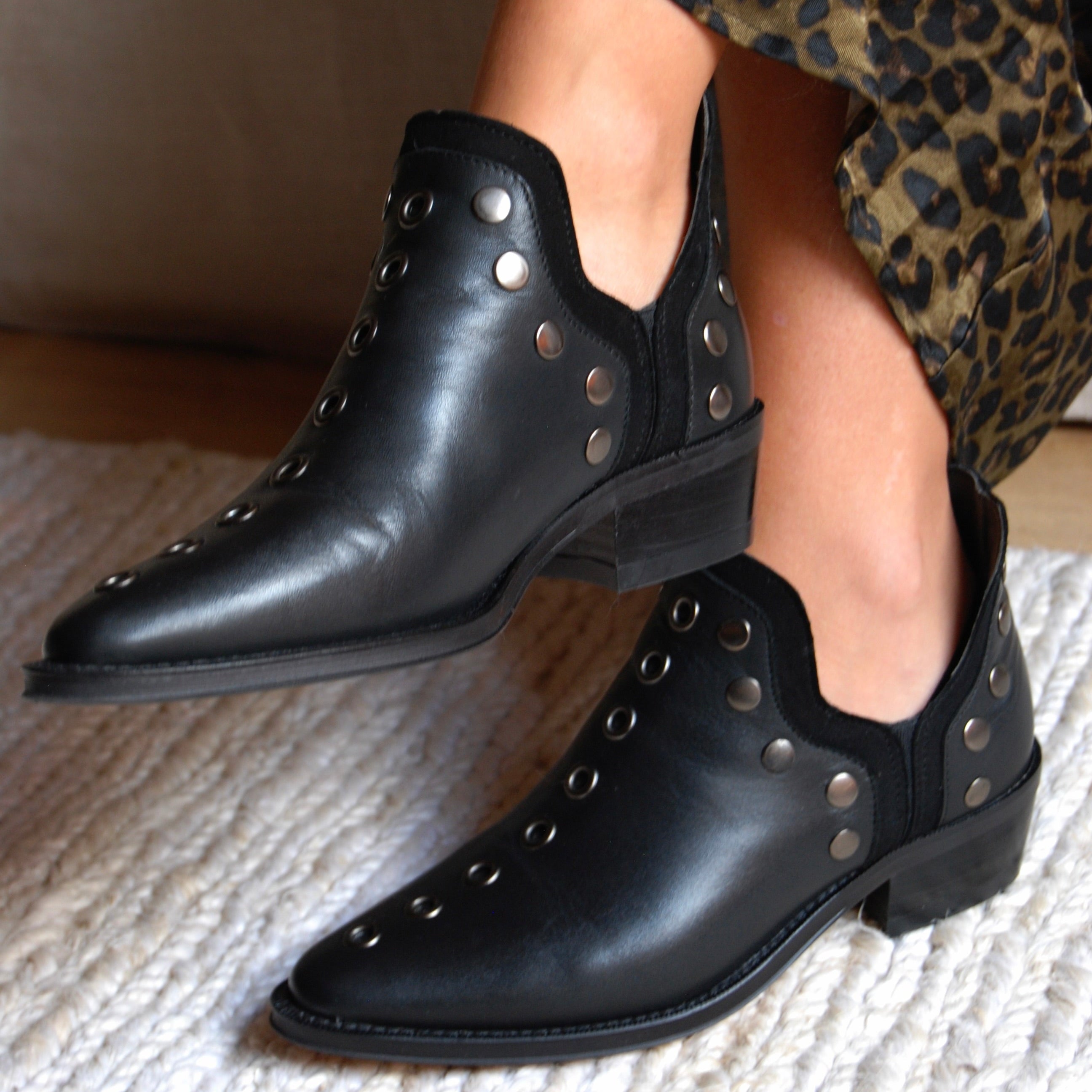 2551 BOTÍN TACHAS PIEL NEGRA – Andreas BCN