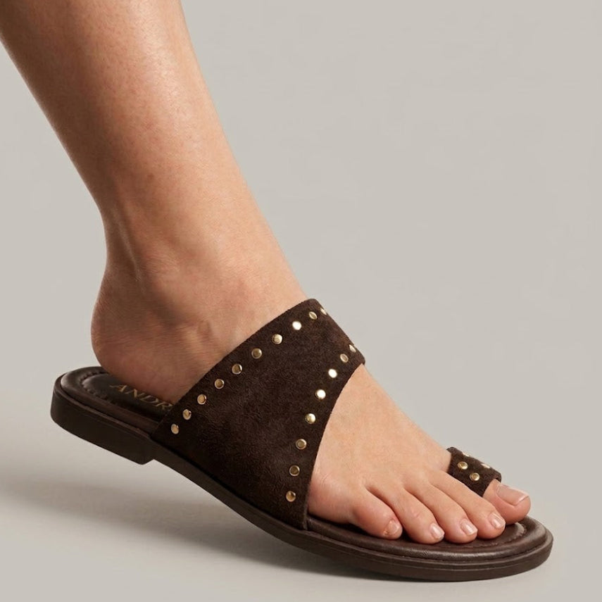 S-8 SANDALIA SERRAJE MARRÓN TACHAS