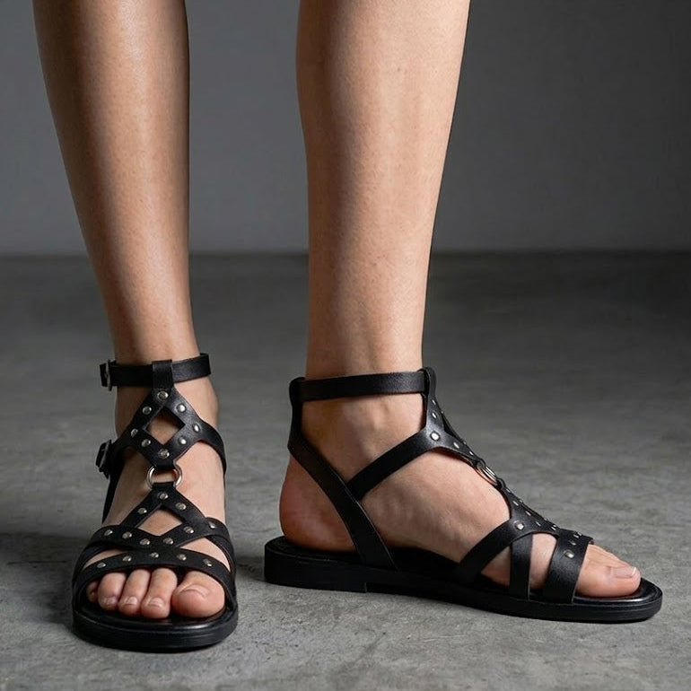 S-9 SANDALIA ROMANA TACHAS PIEL NEGRA