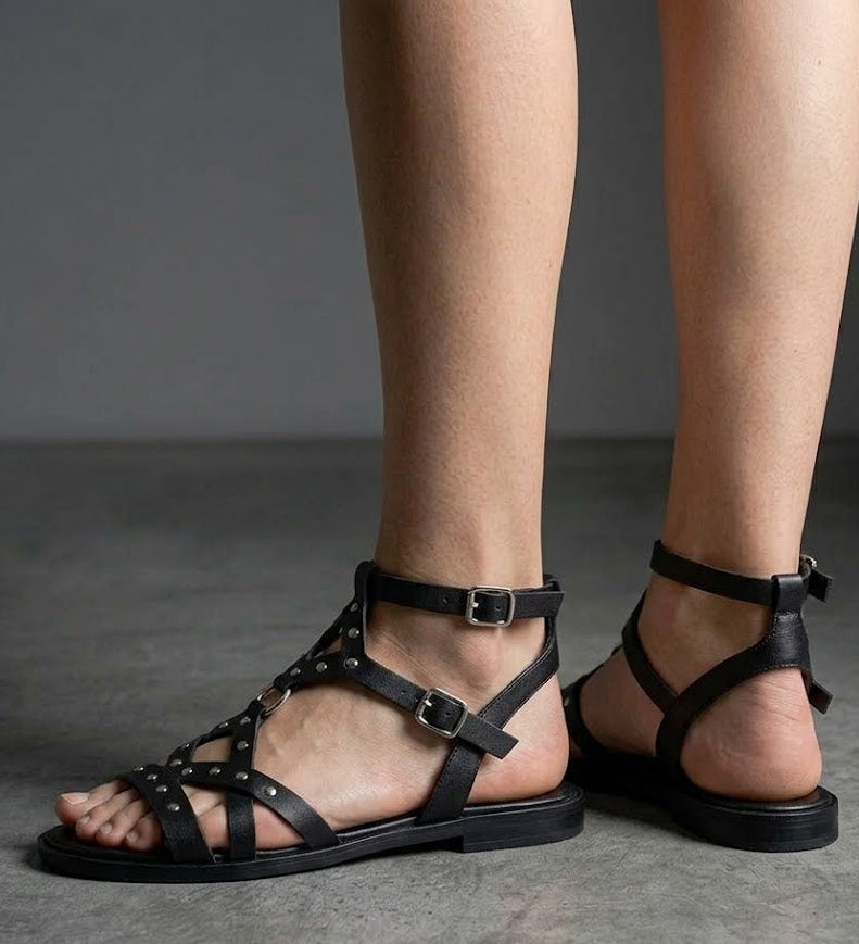 S-9 SANDALIA ROMANA TACHAS PIEL NEGRA